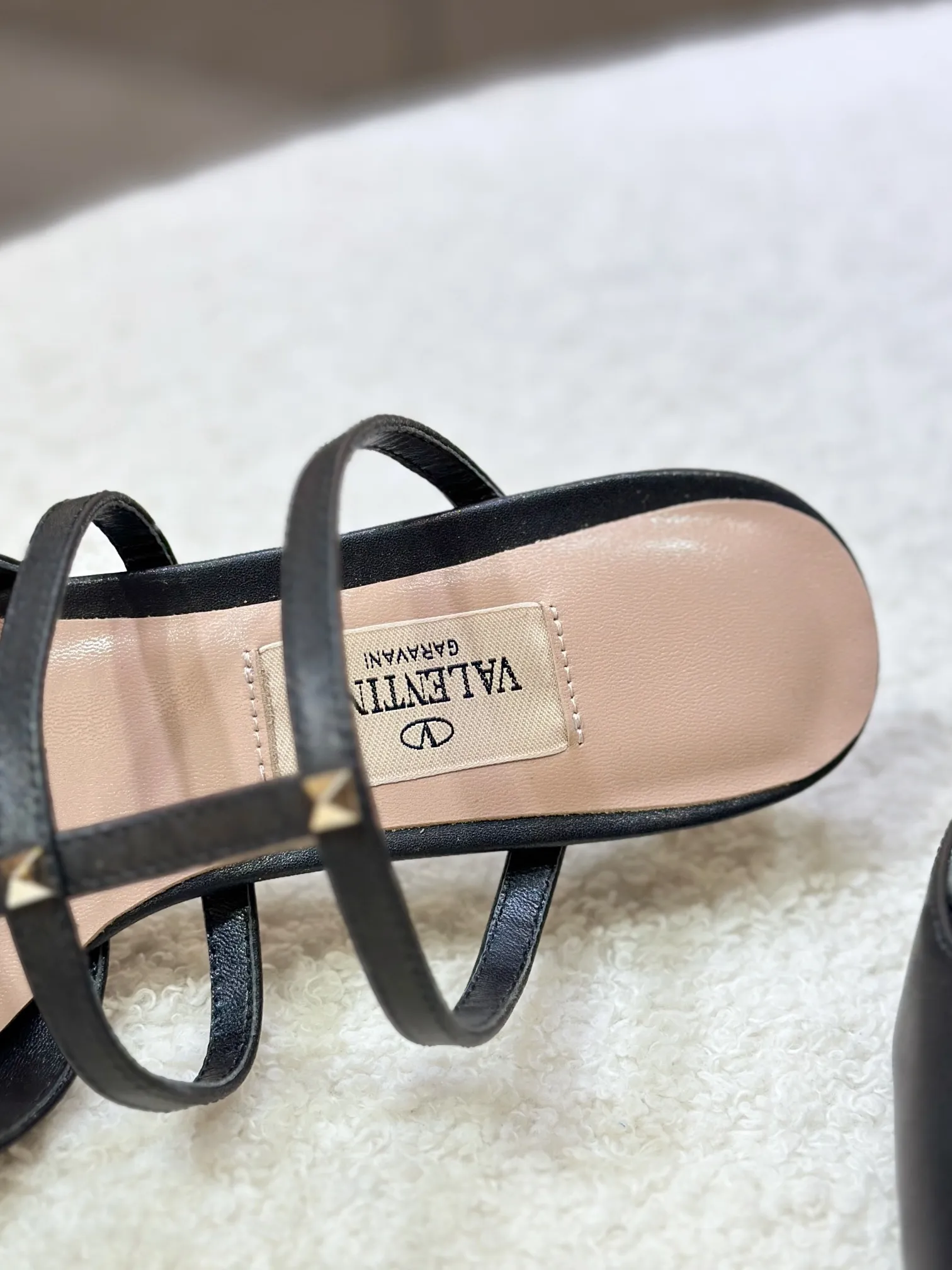 👟👟Ex-factory price 540👟👟 🛒 VALENTINO 2024 latest ROCKSTUD rivet decorated three-strap back hollow sandals🔥🔥🔥 🕳️🕳️🕳️ ●━━━━━━─────────✔Exclusive original 1-1 development, no product without original version (made entirely of genuine leather🉑️Shop around) 〰 ɪɴѓᴏʀᴍᴀᴛɪᴏɴ 〰 Buckle: Pyramid rivet 0.5X0.5 hardware Material: calfskin + pyramid rivets Lining: full-grain sheepskin Outsole: Italian through-dyed cowhide Midsole: Italian original craft material Process: computer stitching, machine shaping Heel height: 6.0cm Color: black, off-white, apricot powder Ready stock code: 35 36 37 38 39 Ready stock Customized code: 34 40 41 No return or exchange